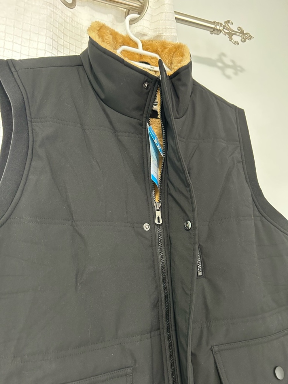 NWT Men's Outdoor Vest - Picture 3 of 10